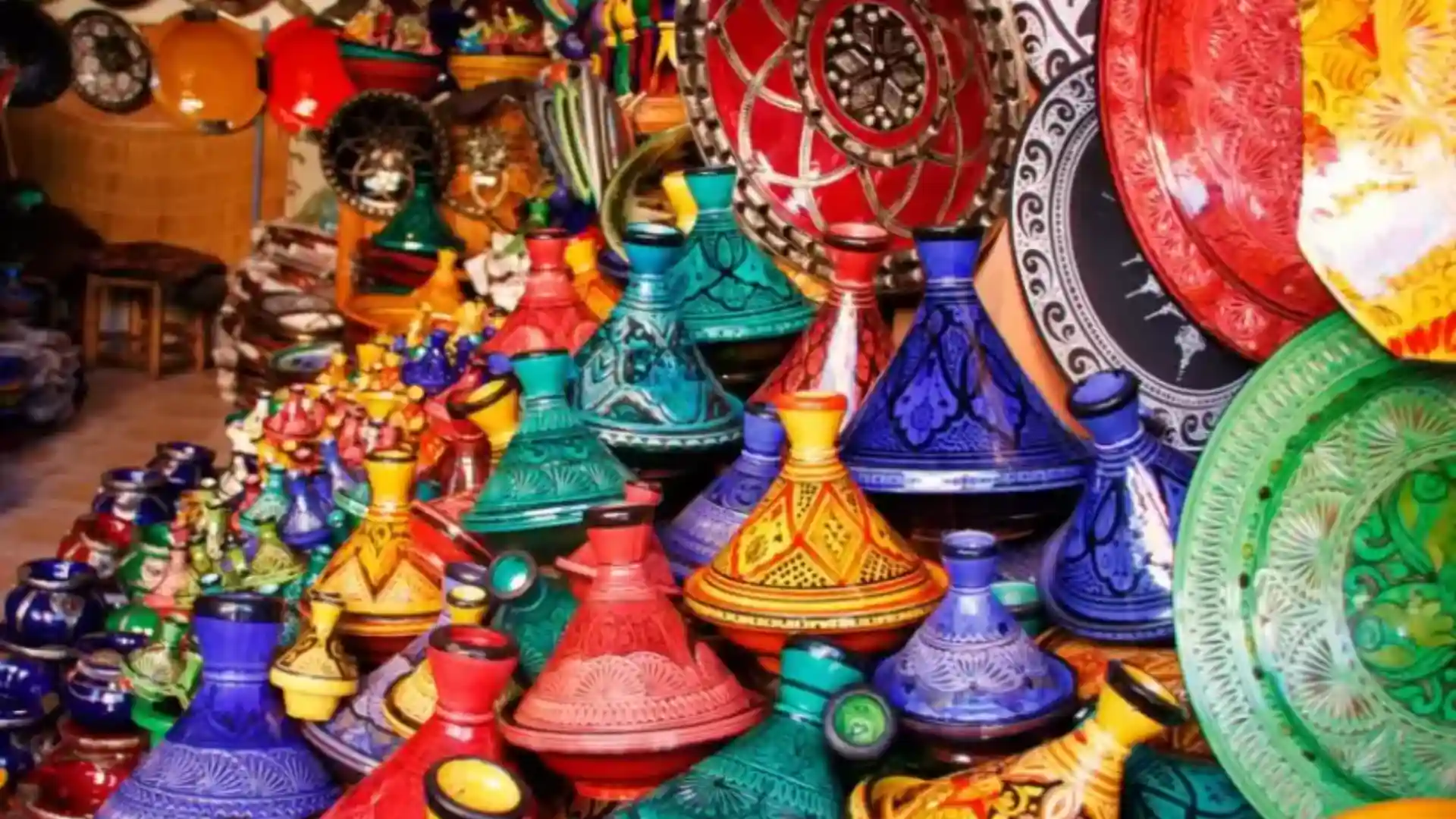 Marocco 4 Giorni da Casablanca Tra Cultura e Natura 2 Esposizione vivace di tagine e piatti marocchini in ceramica dipinti a mano, tipici dei tradizionali mercati souk.