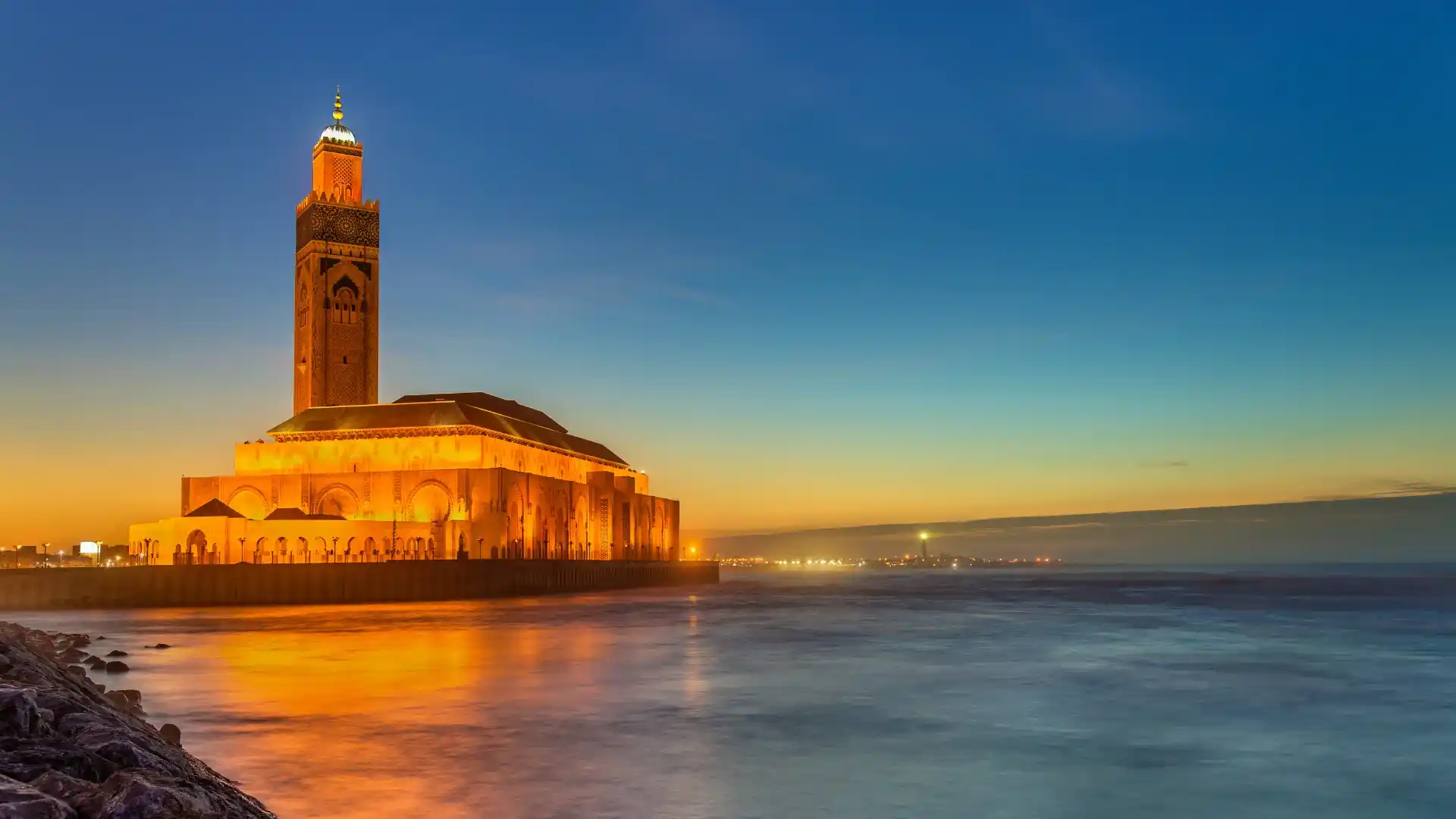 A imagem mostra a Mesquita Hassan II em Casablanca, Marrocos.