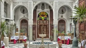tour marocco 5 giorni 3 Cortile centrale del Funduq al-Najjariyyin a Fez, che mostra l’architettura tradizionale marocchina all’interno della storica medina.
