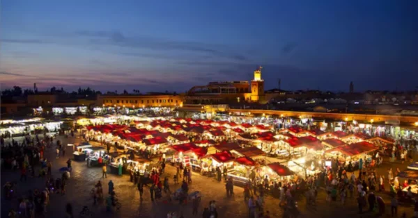 Itinerario Marrakech 4 Giorni 1 Piazza Jemaa el-Fnaa a Marrakech, Marocco, inclusa come parte di un itinerario Marocco 4 giorni da Marrakech a Merzouga.