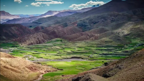 Itinerario Marrakech 4 Giorni 7 Paesaggio di valle verde nei Monti dell’Atlante in Marocco.