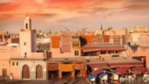 tour marocco 5 giorni 6 Piazza Jemaa el-Fnaa a Marrakech, Marocco, protagonista di un’esperienza di viaggio tour marocco 5 giorni.