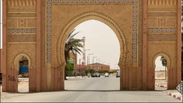 Itinerario Marrakech 4 Giorni 6 Porta storica di Rissani, in Marocco, fotografata durante un’esperienza Morocco Fun Tours, che mette in evidenza il patrimonio culturale della città vicino al Sahara.