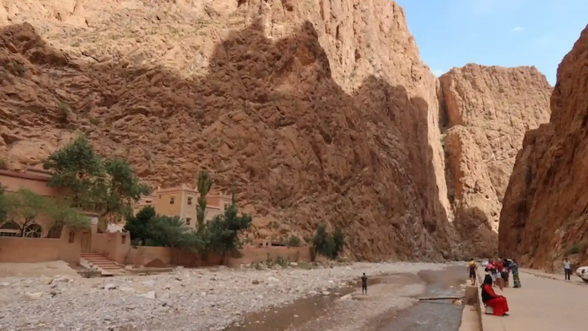 A imagem do Roteiro Marrocos 5 Dias mostra as Gargantas de Todra, um impressionante desfiladeiro nas montanhas do Alto Atlas, em Marrocos.