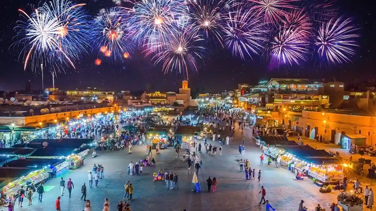 A imagem do Roteiro Marrocos 5 Dias mostra a praça Jemaa el-Fnaa em Marraquexe, famosa pelo seu ambiente vibrante e mercado tradicional.