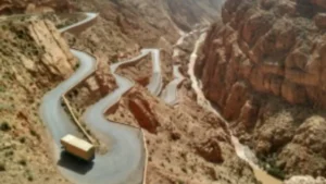 tour marocco 5 giorni 5 Strada R704 tortuosa che attraversa le spettacolari Gole del Dadès in Marocco, con scogliere aspre e un paesaggio montano suggestivo.