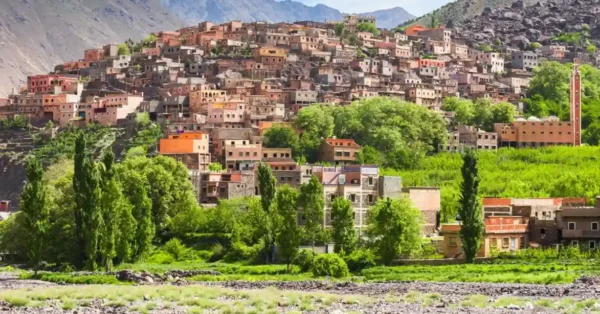 Itinerario Marrakech 4 Giorni 3 Villaggio di Imlil nei Monti dell’Atlante in Marocco, circondato da valli panoramiche e punto di accesso ai trekking del Monte Toubkal.