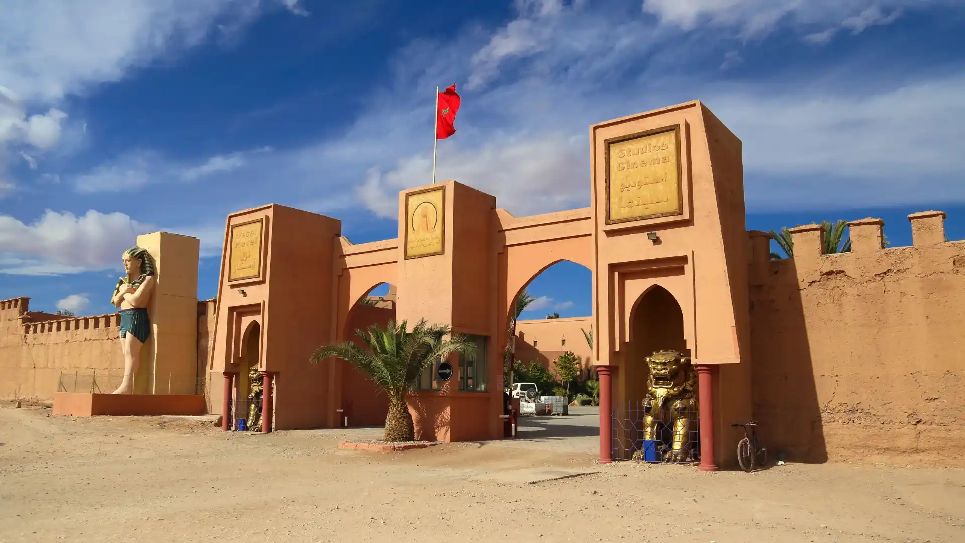 Mostra a entrada dos Estúdios Atlas Film, localizados perto de Ouarzazate, Marrocos. Muitas vezes chamado de "Hollywood de Marrocos