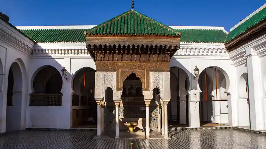Pátio da Madrasa Al-Attarine em Fez, Marrocos. Esta é uma escola islâmica histórica, ou madrasa.